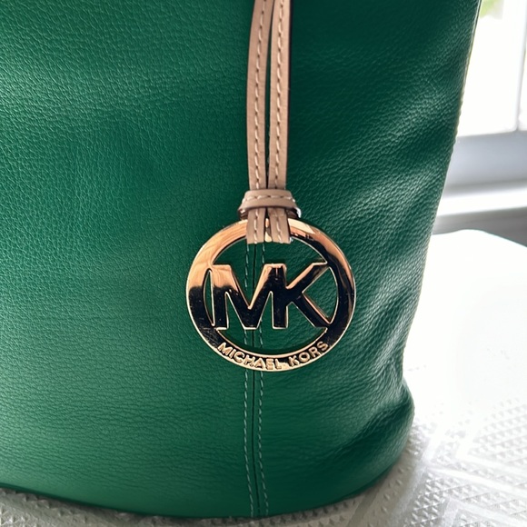🌸END OF SUMMER SALE 🌸Michael Kors Emerald Green Bucket Bag - Picture 2 of 11